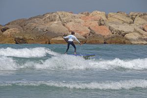 ילד שומר על יציבות בגלשן במים רגועים.