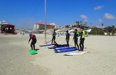 שיעור קבוצתי בגלישת גלים